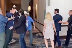 Activistas de derecha confrontan al republicano Dan Crenshaw