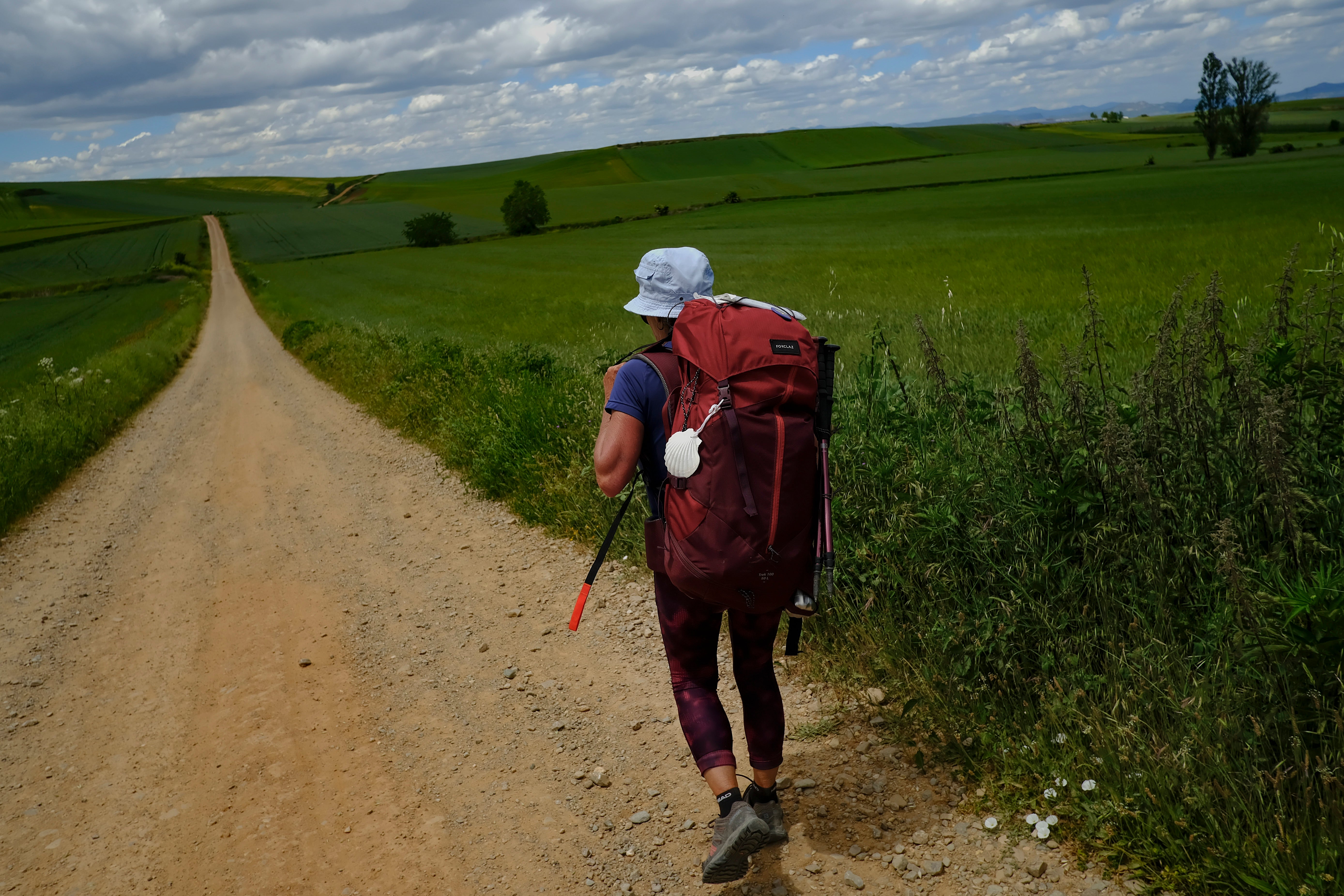 Una peregrina camina durante una etapa del Camino de Santiago, cerca de Santo Domingo de La Calzada