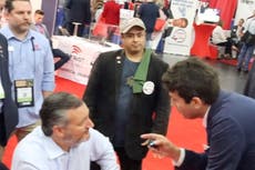 Activista llama a Ted Cruz “cobarde y mentiroso” y lo enfrenta por Trump y Cancún