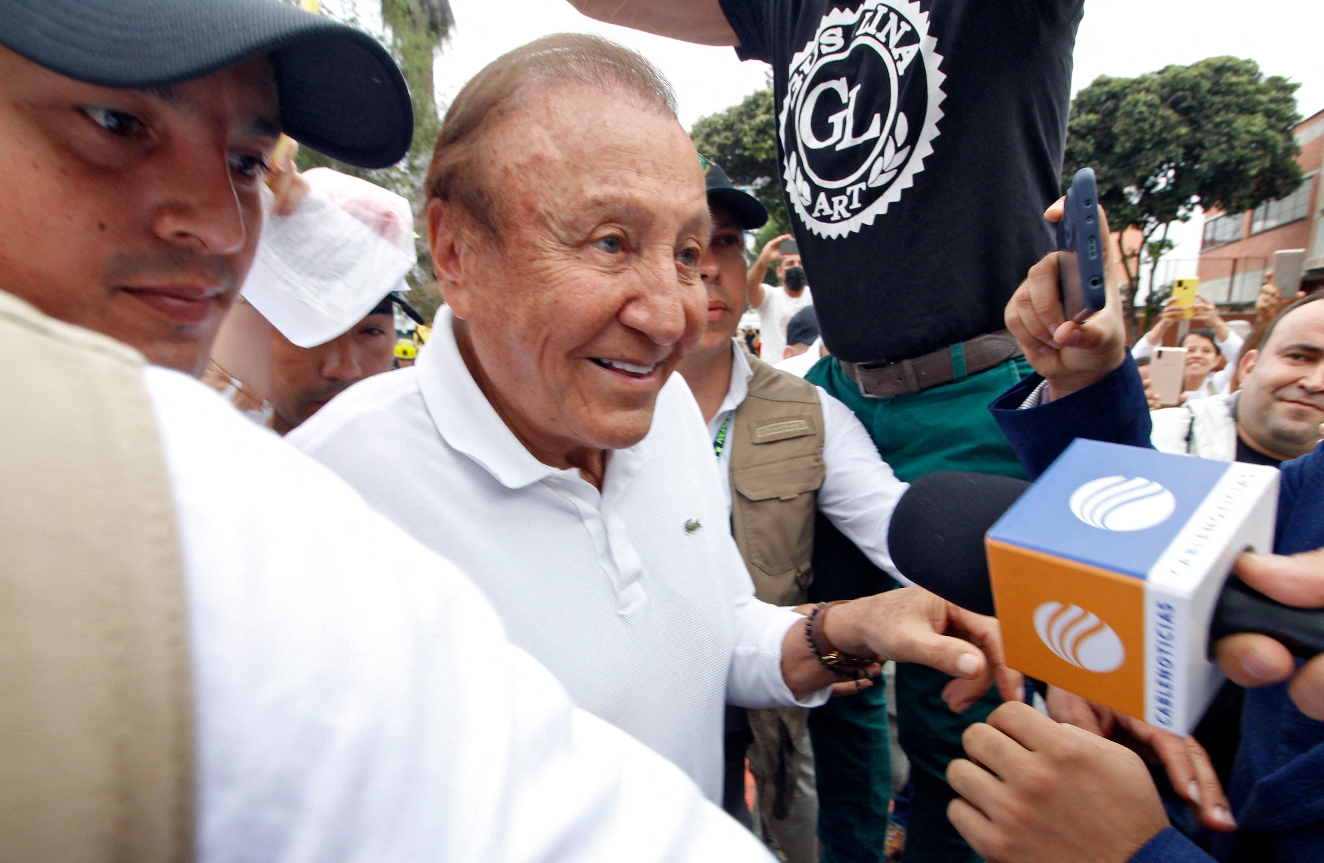 Rodolfo Hernández, como candidato, llega a una casilla de votación para emitir su voto en Bucaramanga