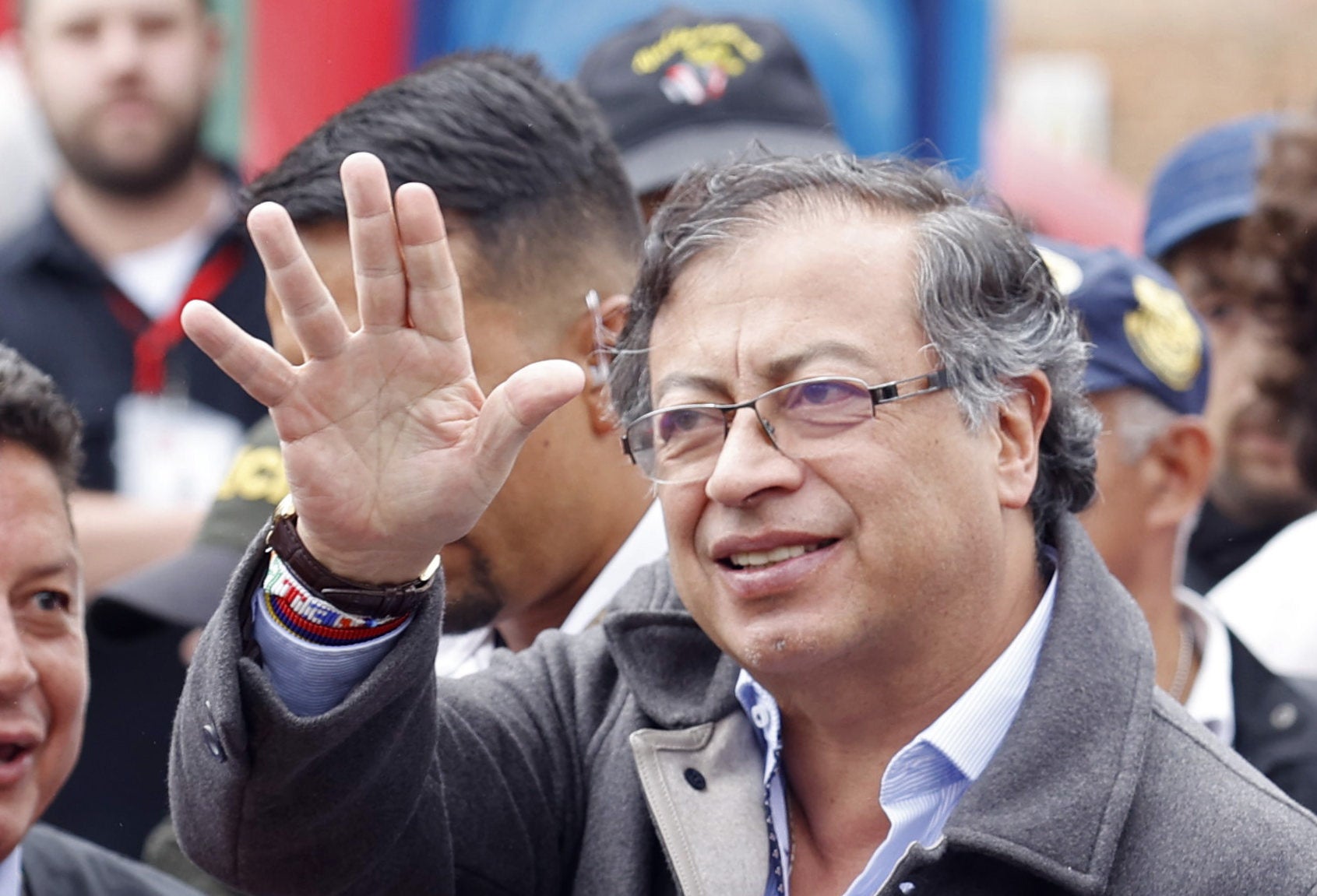 Gustavo Petro, como candidato, saluda en una casilla de votación en Bogotá