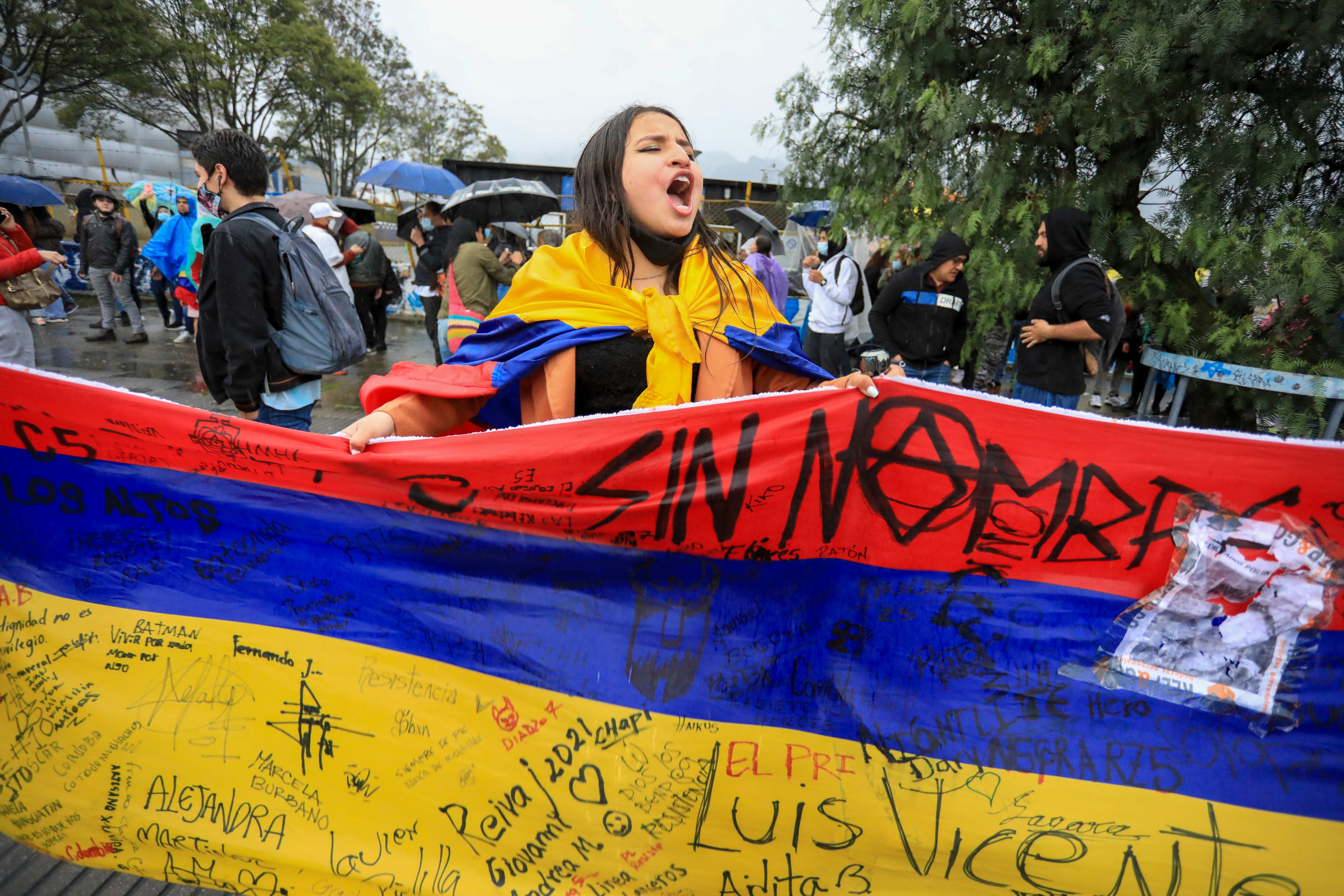 Los partidarios del candidato presidencial Gustavo Petro celebran después de que ganó una segunda vuelta presidencial en Bogotá.