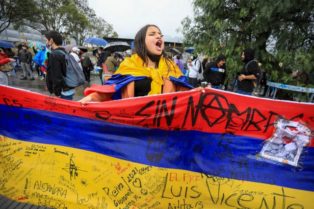 Los partidarios del candidato presidencial Gustavo Petro celebran después de que ganó una segunda vuelta presidencial en Bogotá.