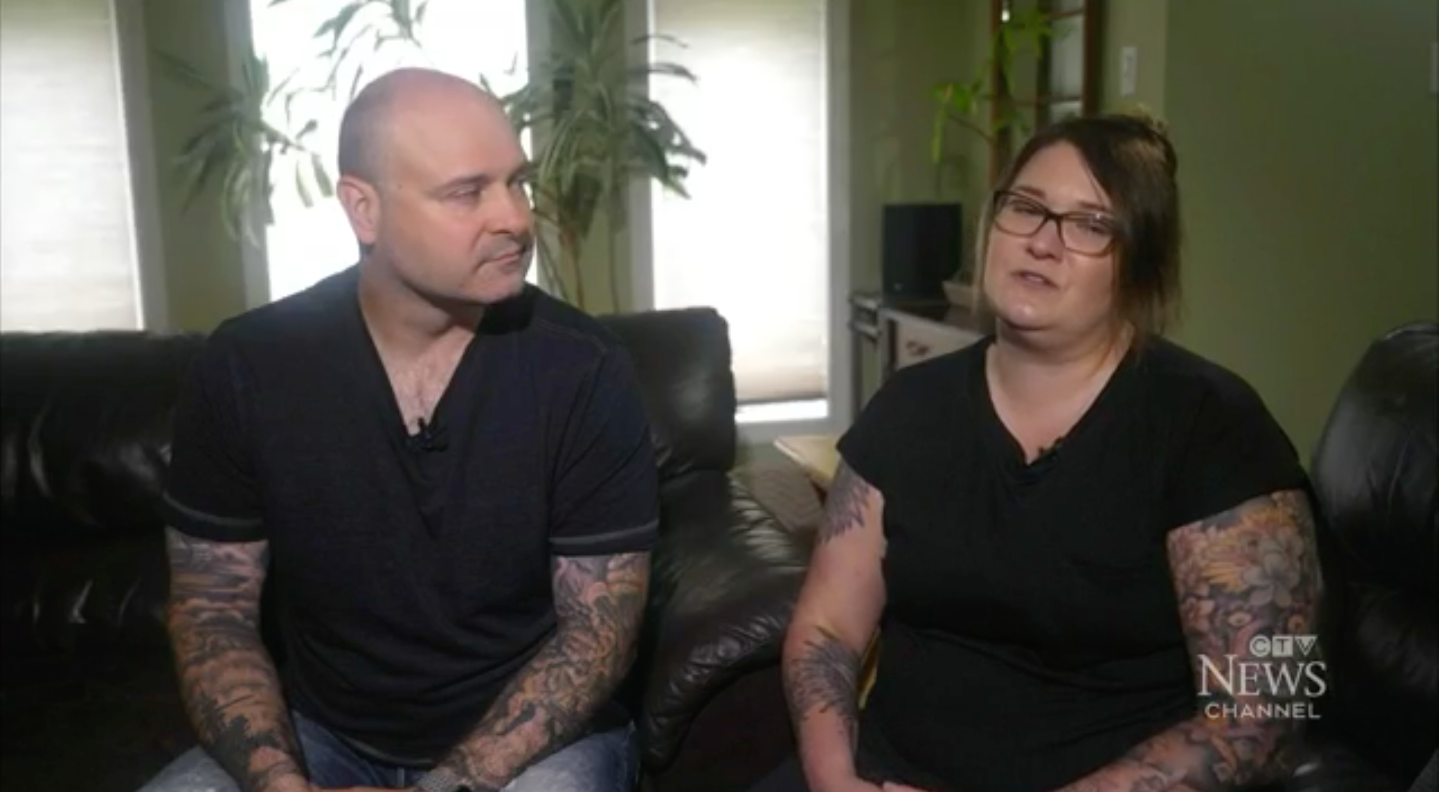 Jason Tomljanovic y Lisa Tomljanovic, padres de Ellie, de nueve años, dicen que el tratamiento de estimulación cerebral profunda le “cambió la vida” a su hija