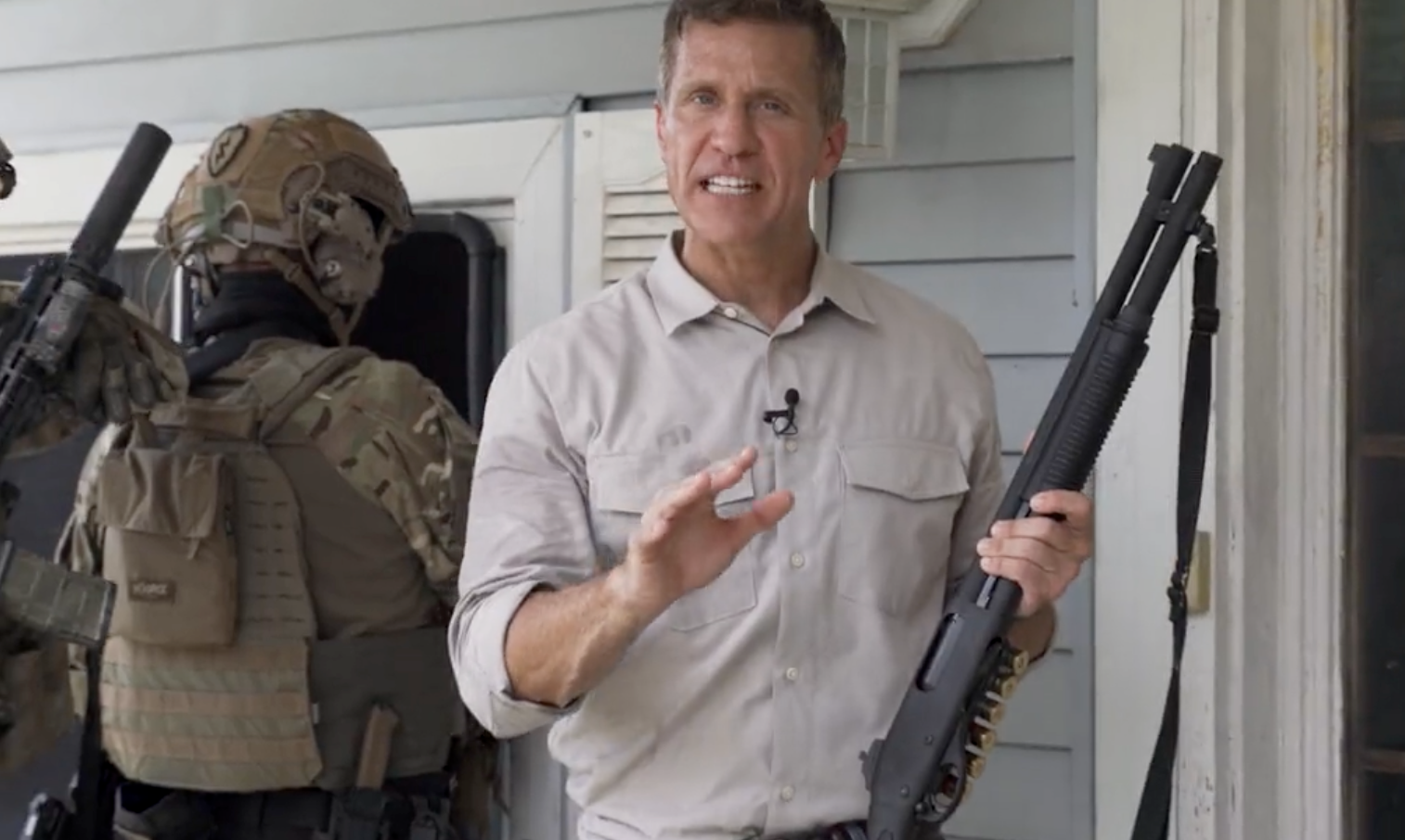 <p>El anuncio muestra al candidato con un arma en las manos </p>