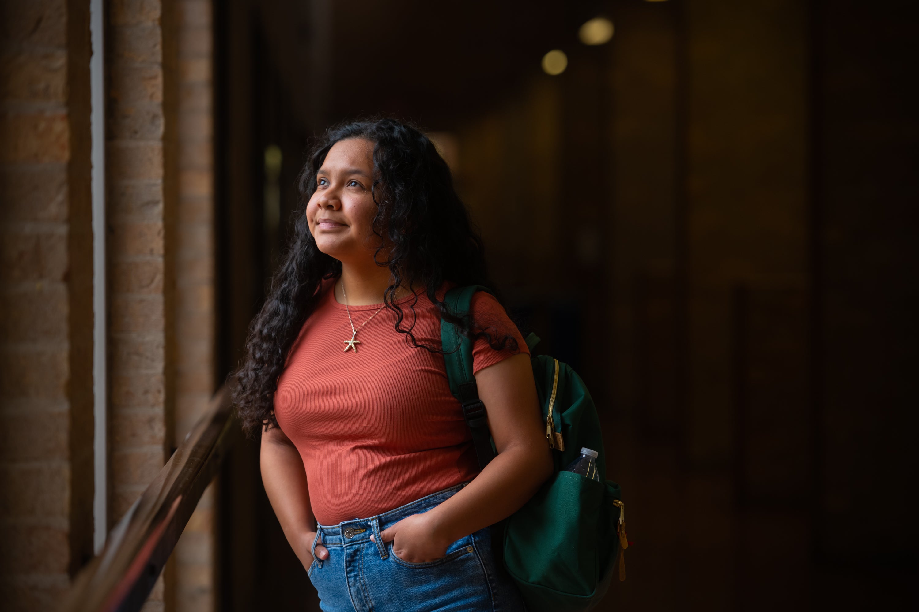 Andrea Hernández, una estudiante de primer año especializándose en matemáticas en la Universidad de Texas en Austin, está esforzándose por recuperar su energía estudiantil después de perder fuerzas cuando la pandemia obligó a su escuela secundaria a aprender a la distancia.