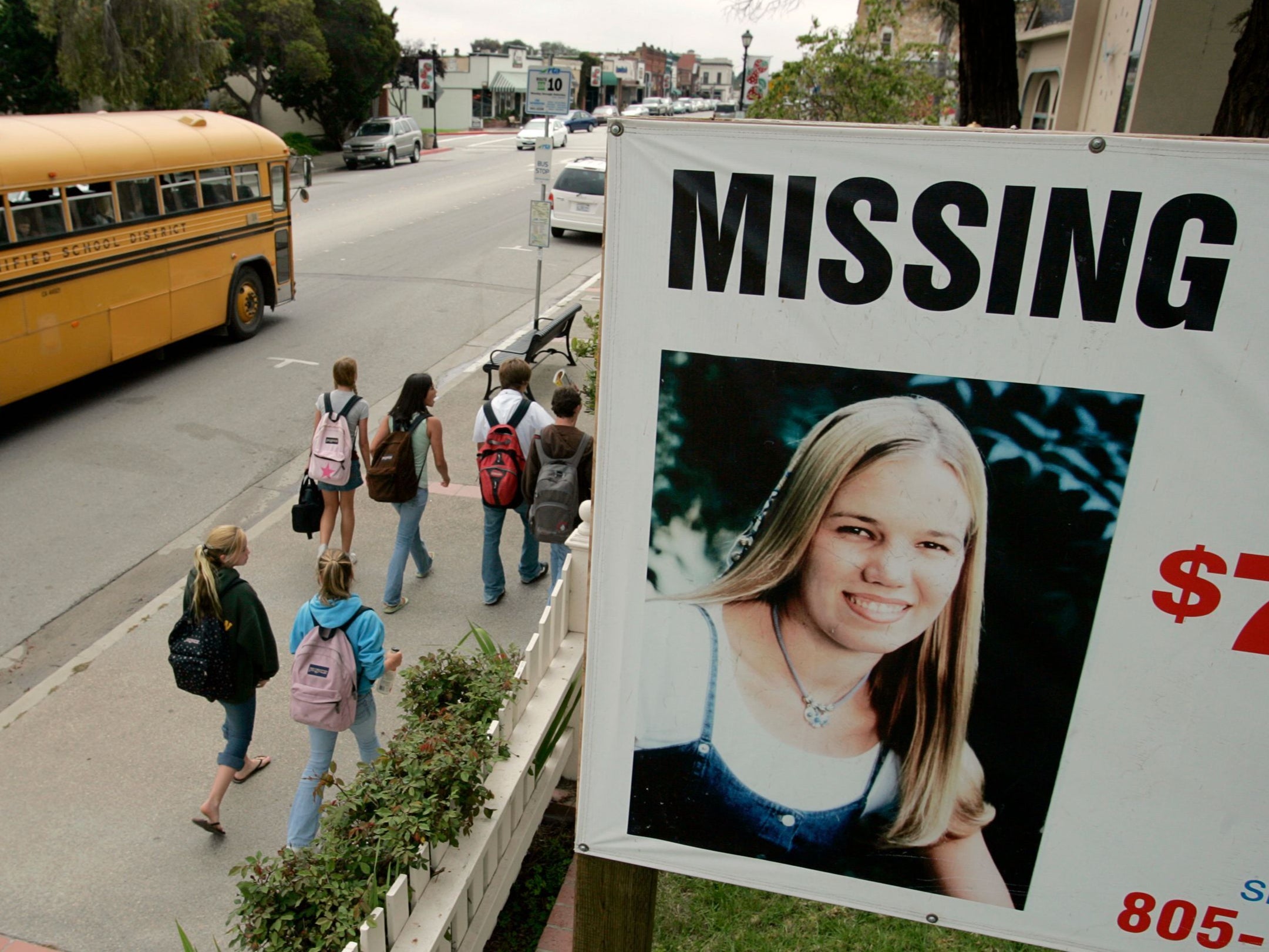 Un cartel crea conciencia pública sobre el caso de la estudiante desaparecida Kristin Smart en la localidad californiana de Arroyo Grande, en la costa central, en mayo de 2006