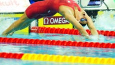 Excluyen a mujeres trans de las competencias femeninas de natación