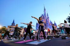 Empleados de Disney cambian sus disfraces por ropa de yoga