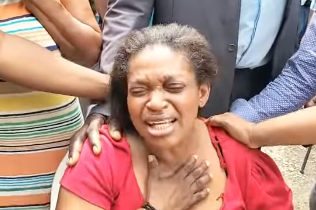 <p>Gwendolyn McKnight es consolada mientras llora el asesinato de su hija y sus cuatro nietos cerca de Kingston, Jamaica, el martes 21 de junio de 2022 </p>