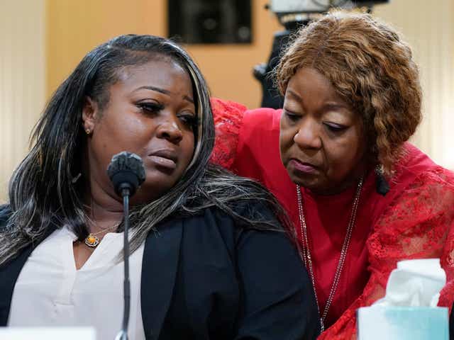 Wandrea "Shaye" Moss, ex trabajadora electoral de Georgia, es consolada por su madre Ruby Freeman