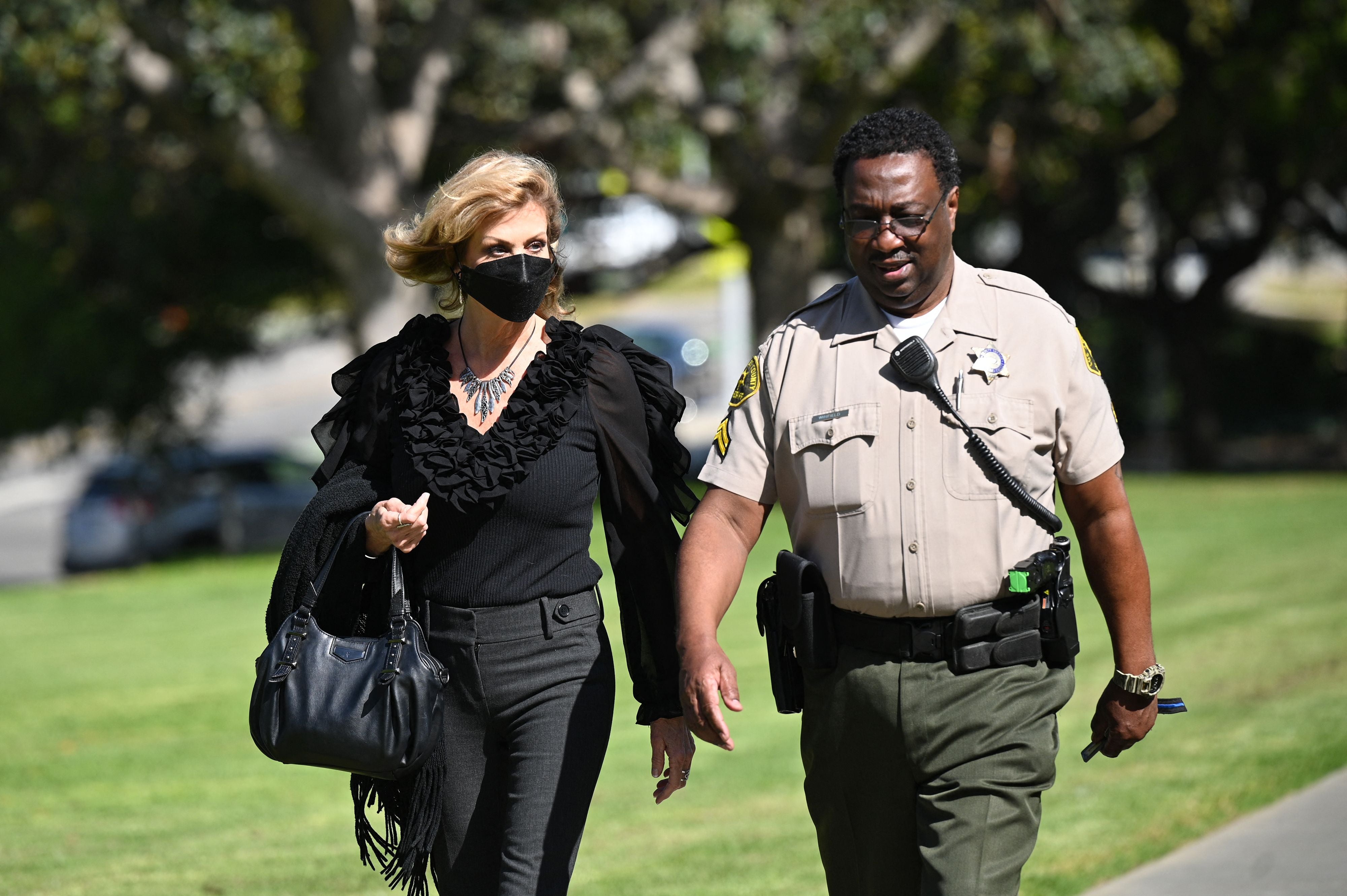 La demandante Judy Huth (izq.) llega al exterior del tribunal para el inicio de su juicio civil contra el actor Bill Cosby, el 1 de junio de 2022 en el Tribunal Superior de Los Ángeles en Santa Mónica, California