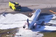 Avión con 126 personas se incendia tras colapsar tren de aterrizaje en pista de Miami