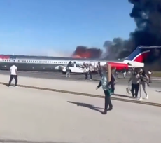 Vídeo muestra a los aterrorizados pasajeros que huyen del incendio de un avión en Miami
