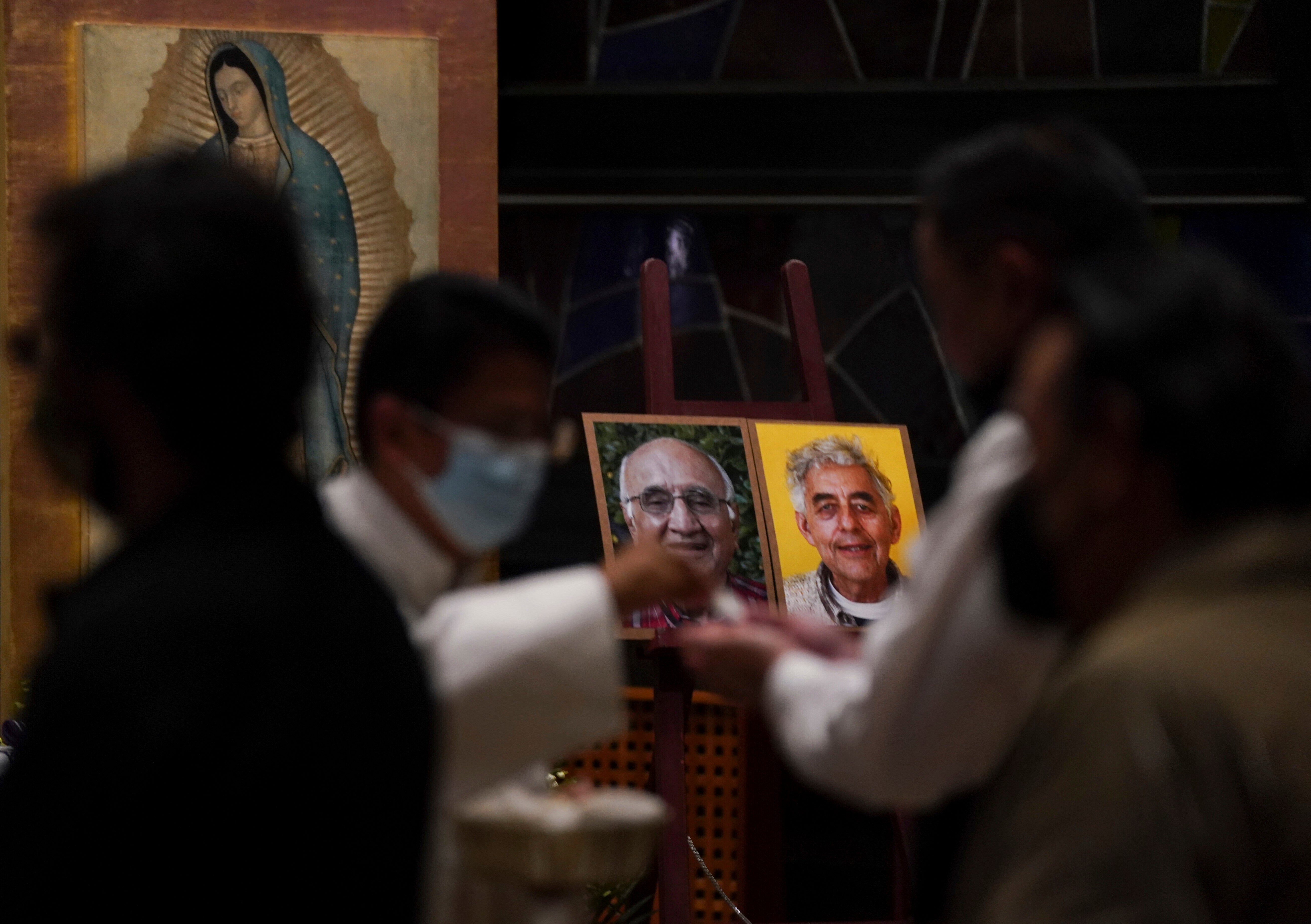 Los fieles de México lloran la muerte de dos sacerdotes jesuitas