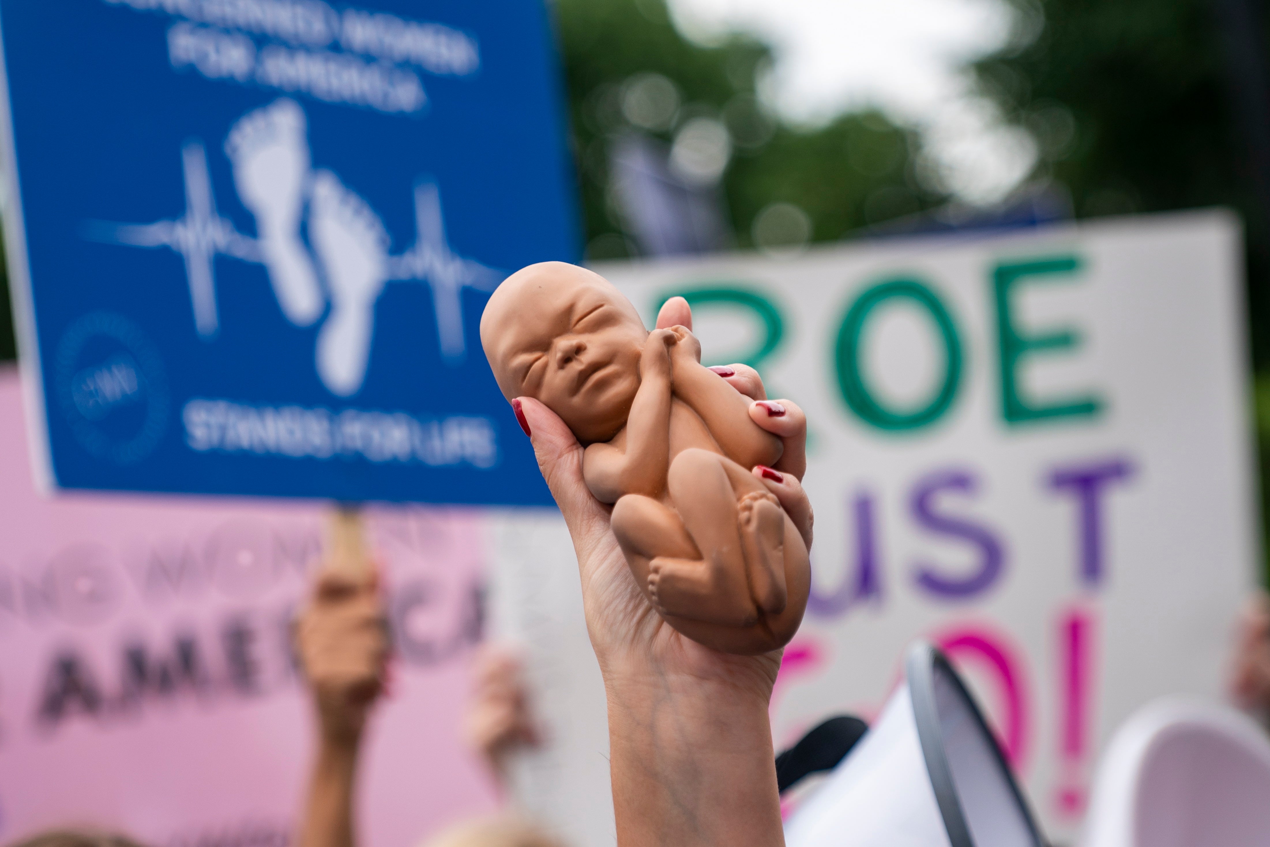 Activistas a favor y en contra del aborto hacen manifestaciones afuera de la Corte Suprema