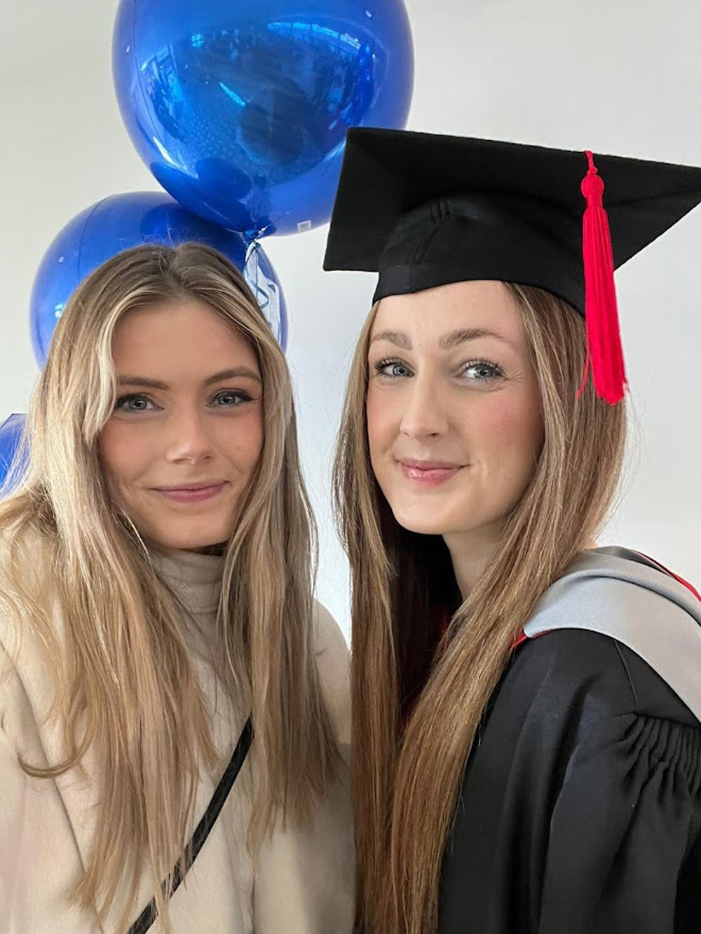 Laura y su hermana Hollie en la graduación de Laura