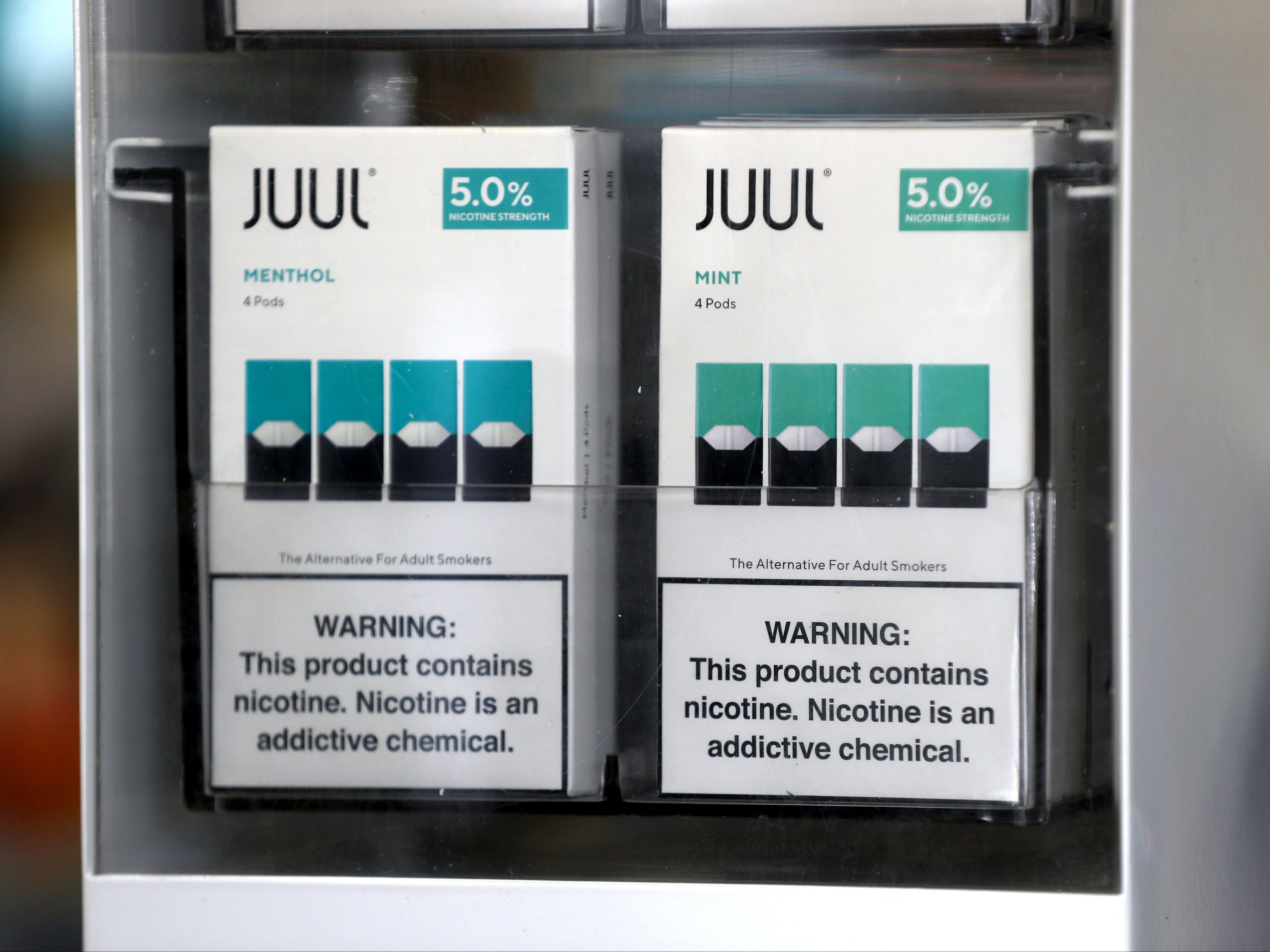 Exhibición de paquetes de cigarrillos electrónicos con sabor a menta Juul en San Rafael Smokeshop el 7 de noviembre de 2019 en San Rafael, California