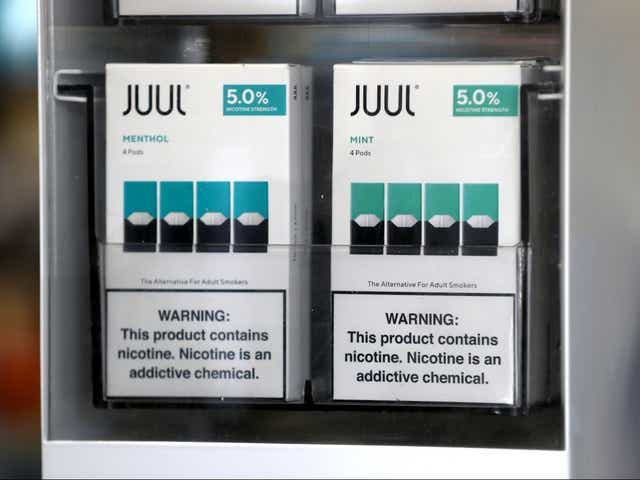<p>Exhibición de paquetes de cigarrillos electrónicos con sabor a menta Juul en San Rafael Smokeshop el 7 de noviembre de 2019 en San Rafael, California</p>