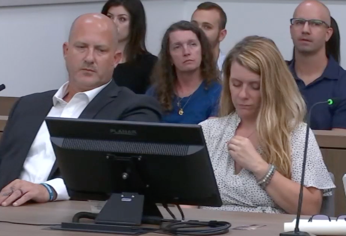 Joseph Petito y Nichole Schmidt en el tribunal del circuito de Sarasota durante la audiencia del miércoles