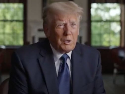 El expresidente Donlad Trump le da una entrevista a Alex Holder para la serie documental ‘Unprecedented’, el material fue citado por el comité que investiga el ataque al Capitolio