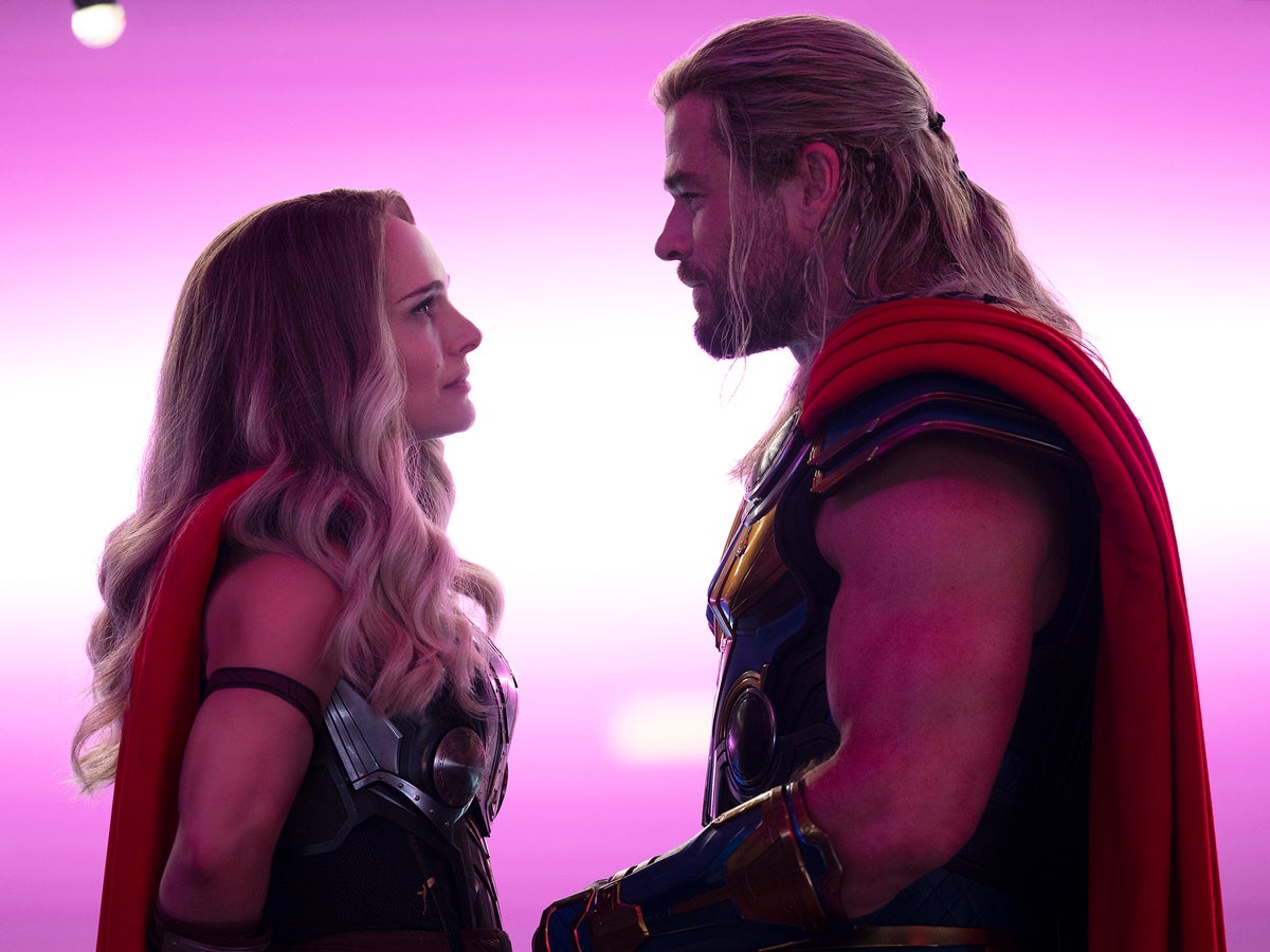 GazetaWeb - Chris Hemsworth roda cena de 'Thor' com visual anos 80