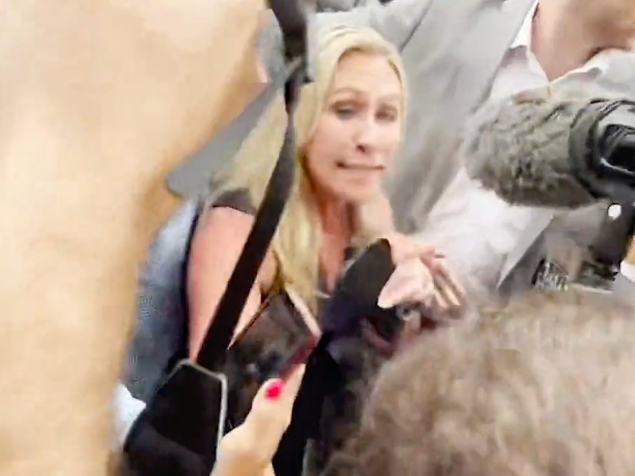 Manifestantes a favor del aborto abuchean a M. Taylor Greene mientras celebra la resolución de Roe vs. Wade