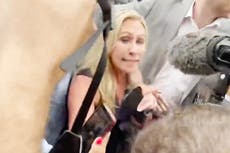 Manifestantes a favor del aborto abuchean a M. Taylor Greene mientras celebra la resolución de Roe vs. Wade