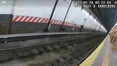 ¡Viva de milagro!, rescatan a una mujer que cae en los rieles del metro de Nueva York 