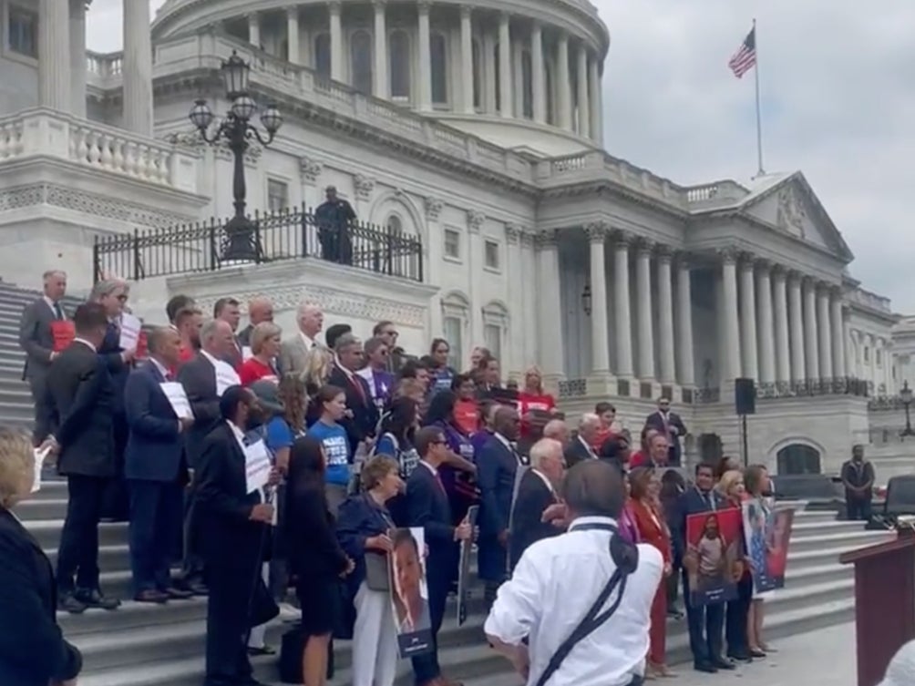 Llaman “pin***s inútiles” a demócratas por cantar “God Bless America” en el Capitolio tras sentencia sobre Roe