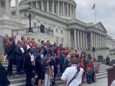 Llaman “pin***s inútiles” a demócratas por cantar “God Bless America” en el Capitolio tras sentencia sobre Roe