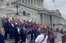Llaman “pin***s inútiles” a demócratas por cantar “God Bless America” en el Capitolio tras sentencia sobre Roe