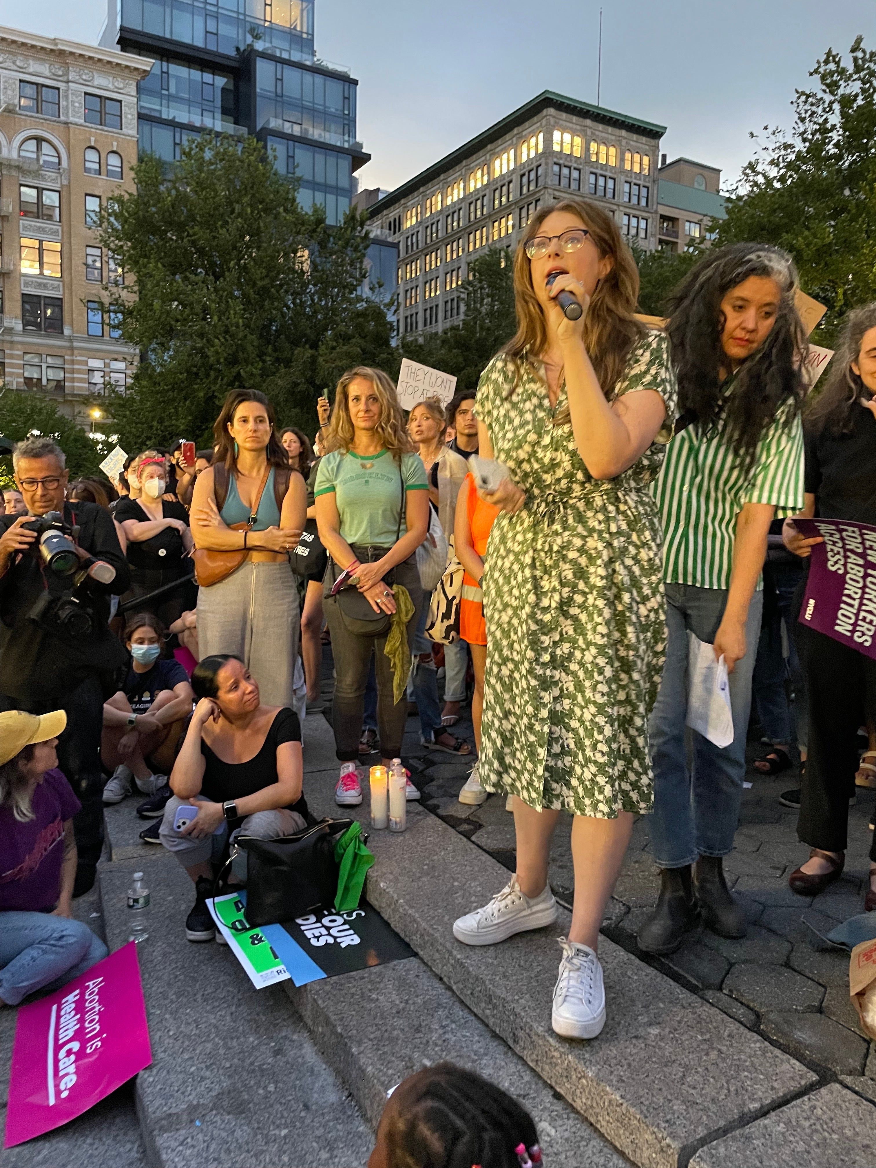 Una persona hablando en un acto a favor del aborto en Union Square, en Nueva York