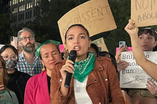 AOC comparte su historia de violación en mitin en NY e insta a Biden a abrir clínicas federales de aborto