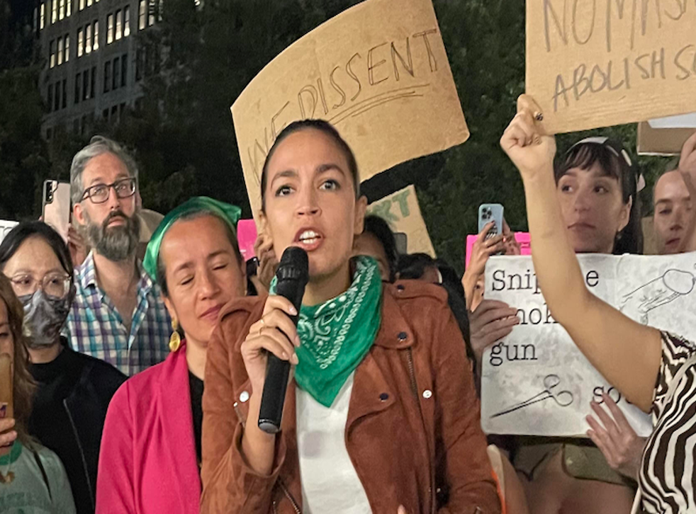 <p>La diputada Alexandria Ocasio-Cortez en un mitin a favor del aborto en Nueva York</p>