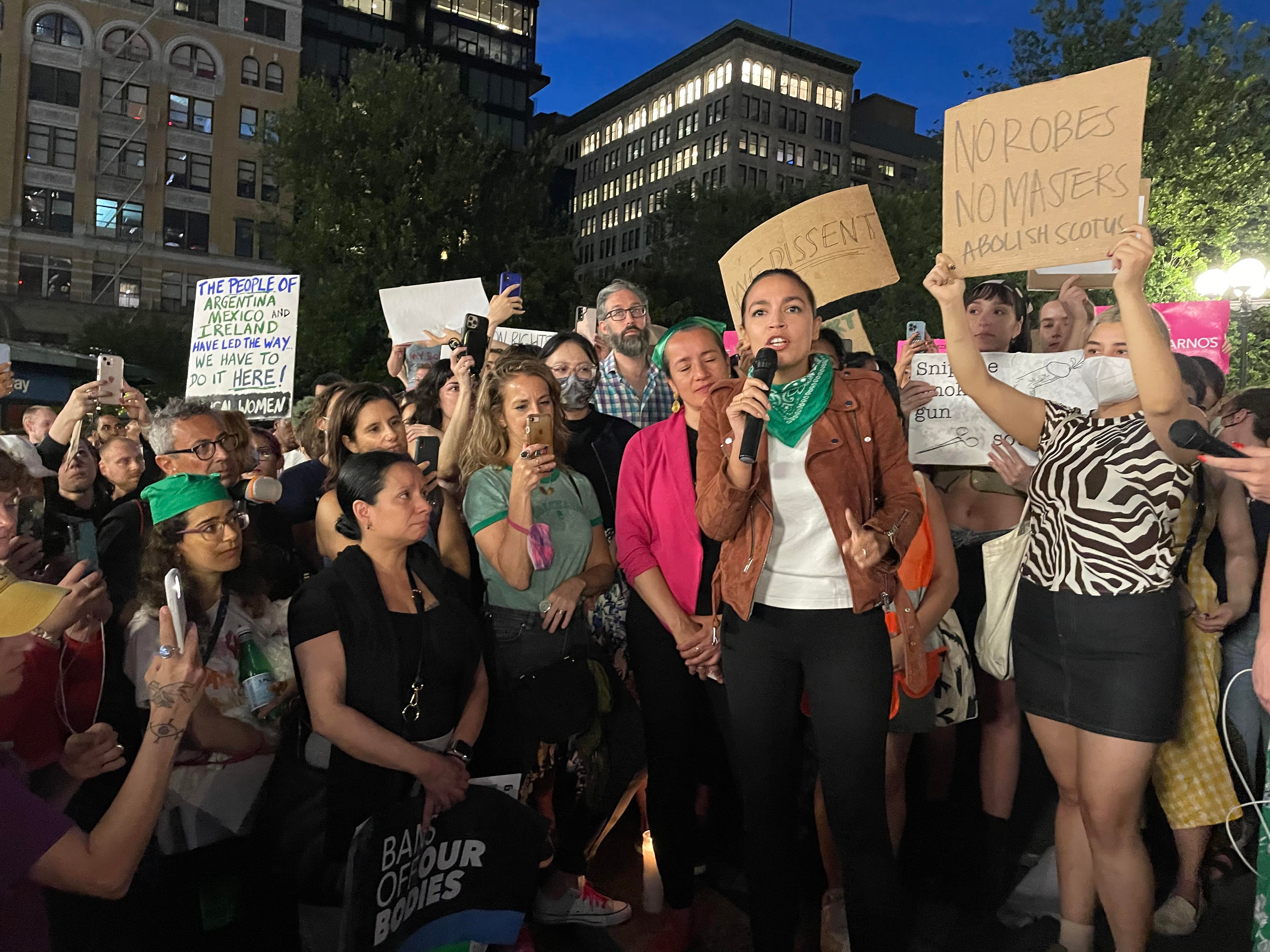 La diputada Alexandria Ocasio-Cortez en un acto a favor del aborto en Union Square, en Nueva York