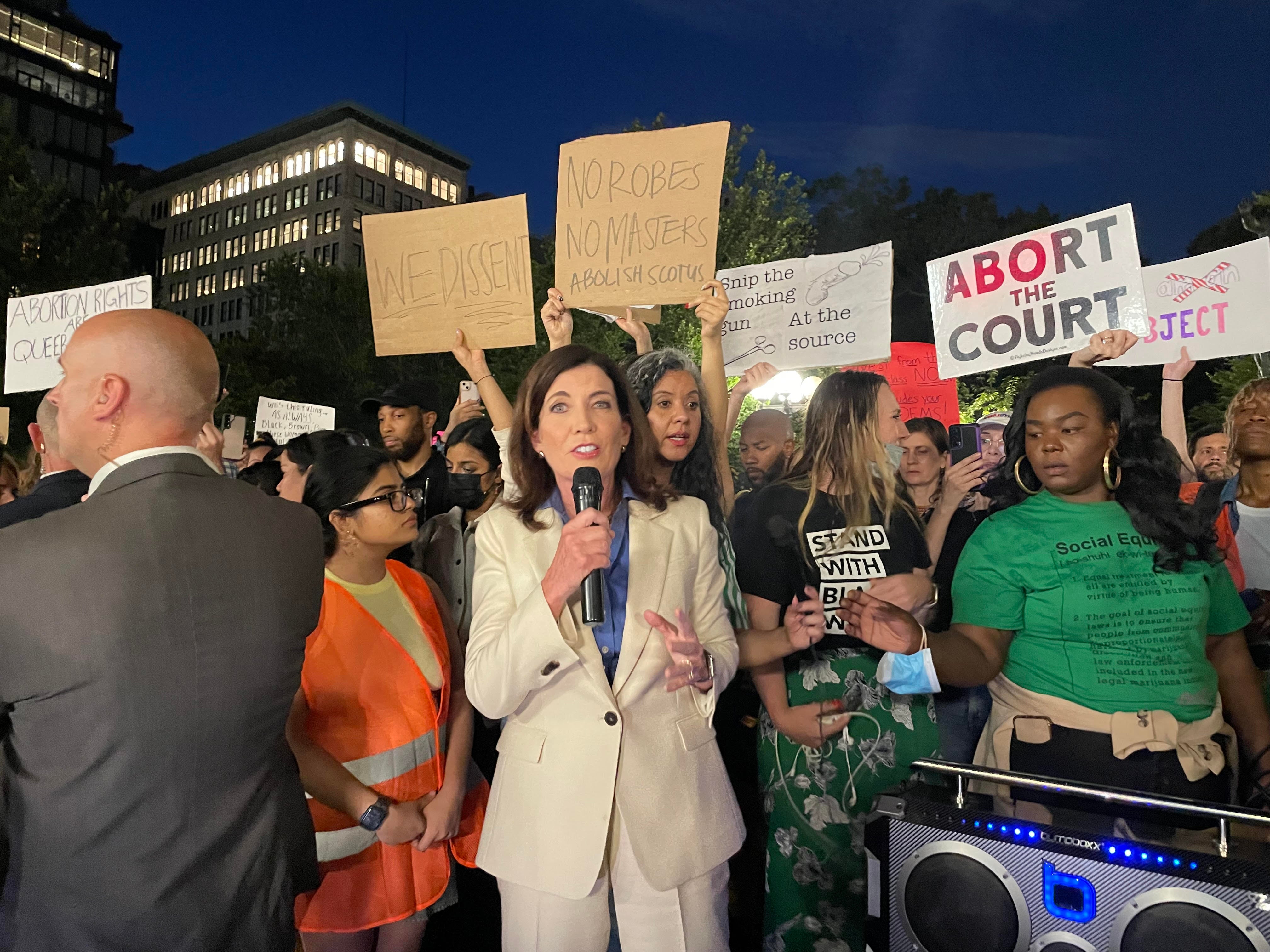 La gobernadora Kathy Hochul en un acto a favor del aborto en Union Square, en Nueva York