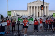 Manifestantes a favor del aborto descienden a la Corte Suprema: “Se supone que este es un país desarrollado”