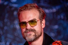 Stranger Things: David Harbour dice que los jóvenes coprotagonistas se encuentran “en terreno minado”