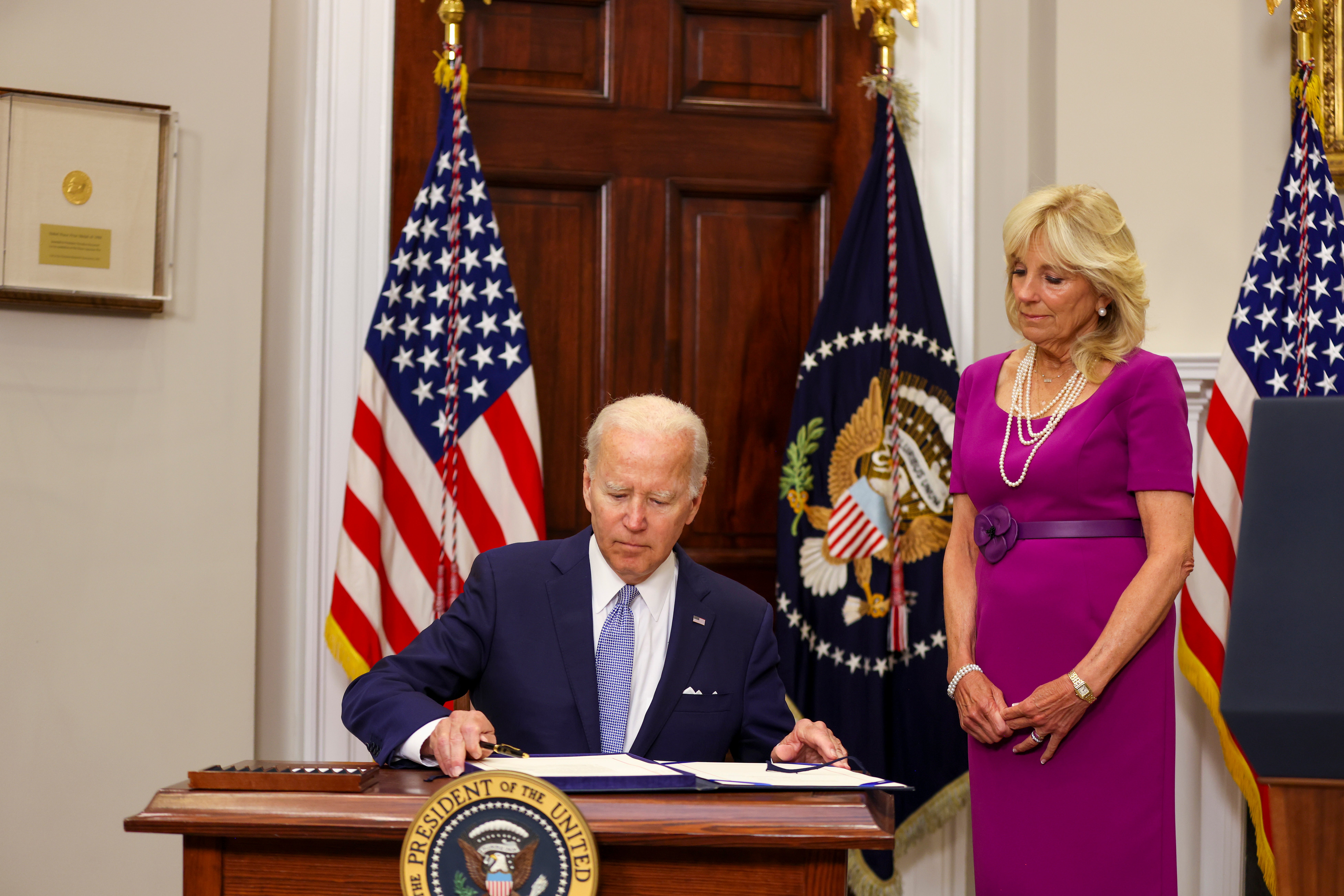 Joe Biden firma histórica ley sobre el control de armas y afirma que “salvará muchas vidas”