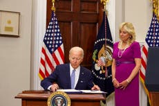 Joe Biden firma histórica ley sobre el control de armas y afirma que “salvará muchas vidas”