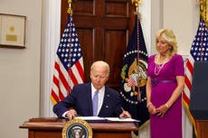 Joe Biden firma histórica ley sobre el control de armas y afirma que “salvará muchas vidas”
