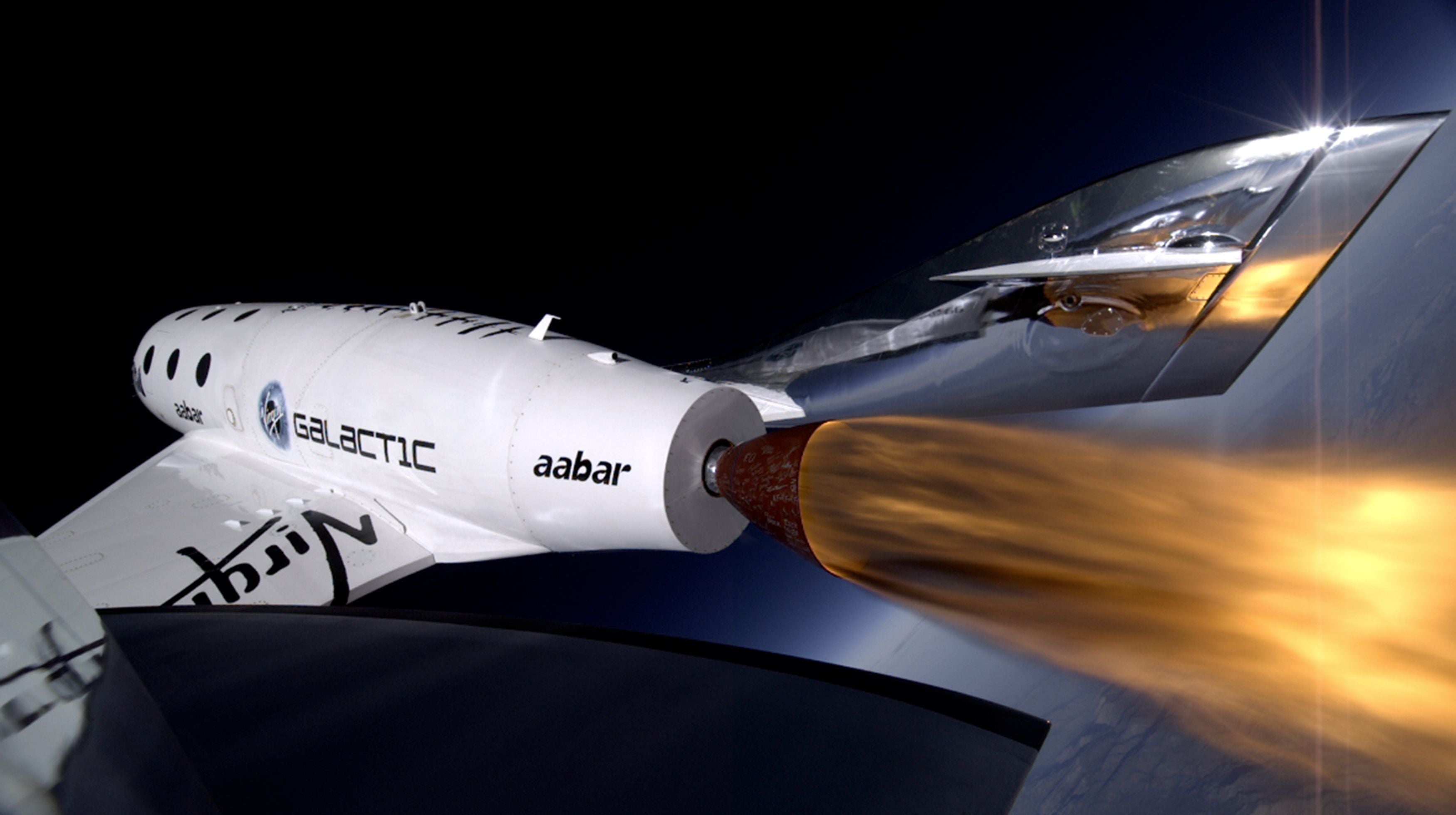 La primera nave SpaceShipTwo de Virgin Galactic durante su tercer vuelo supersónico con motor