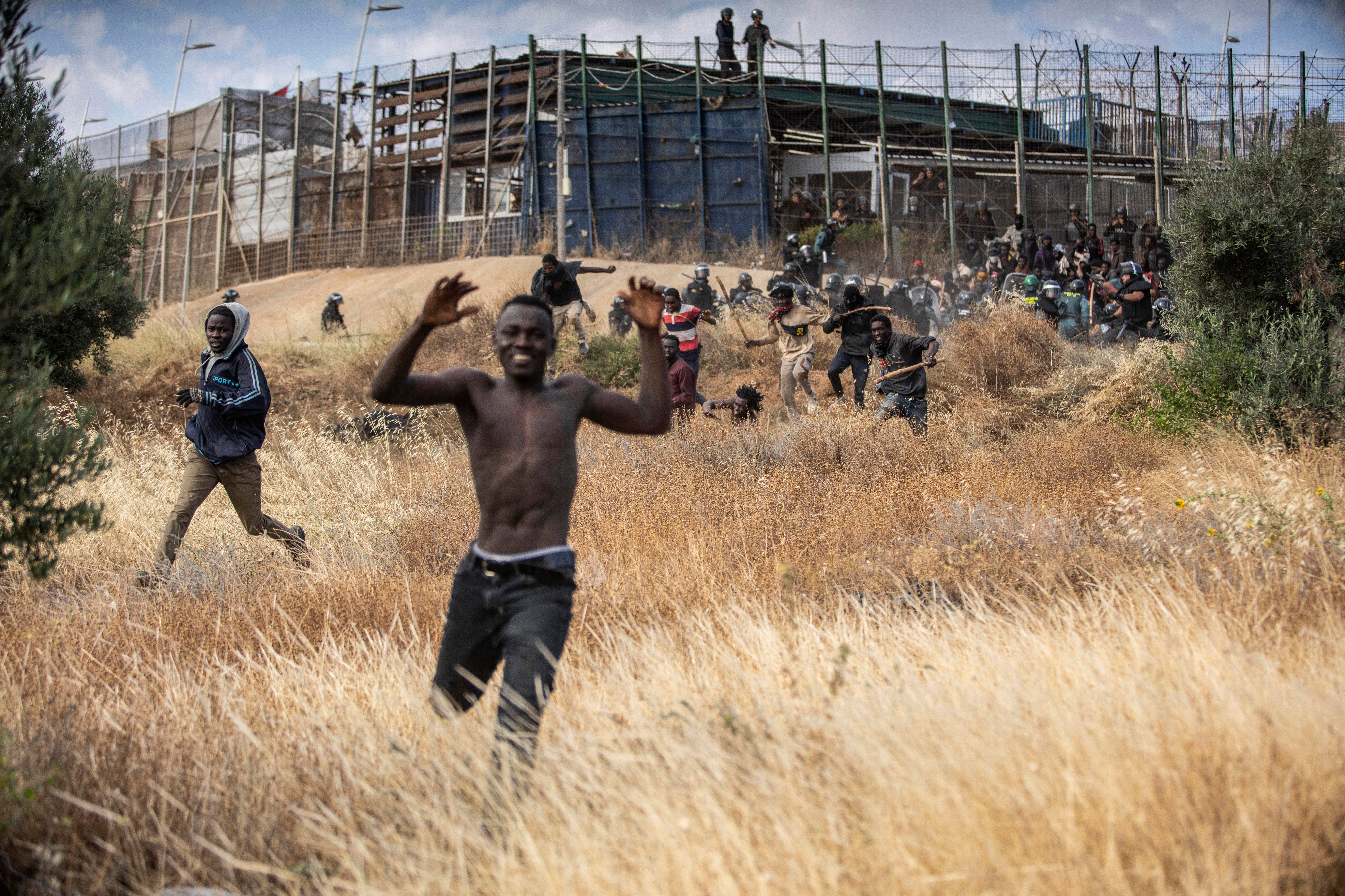 Varios migrantes consiguieron llegar a suelo español tras irrumpir en la valla