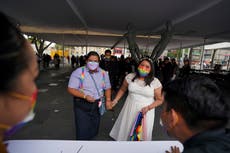 Ceremonia masiva de bodas igualitarias en capital mexicana