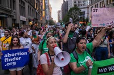 Citas canceladas, clínicas cerradas y furia en las calles: EE.UU. amanece en una nueva realidad sin derechos al aborto