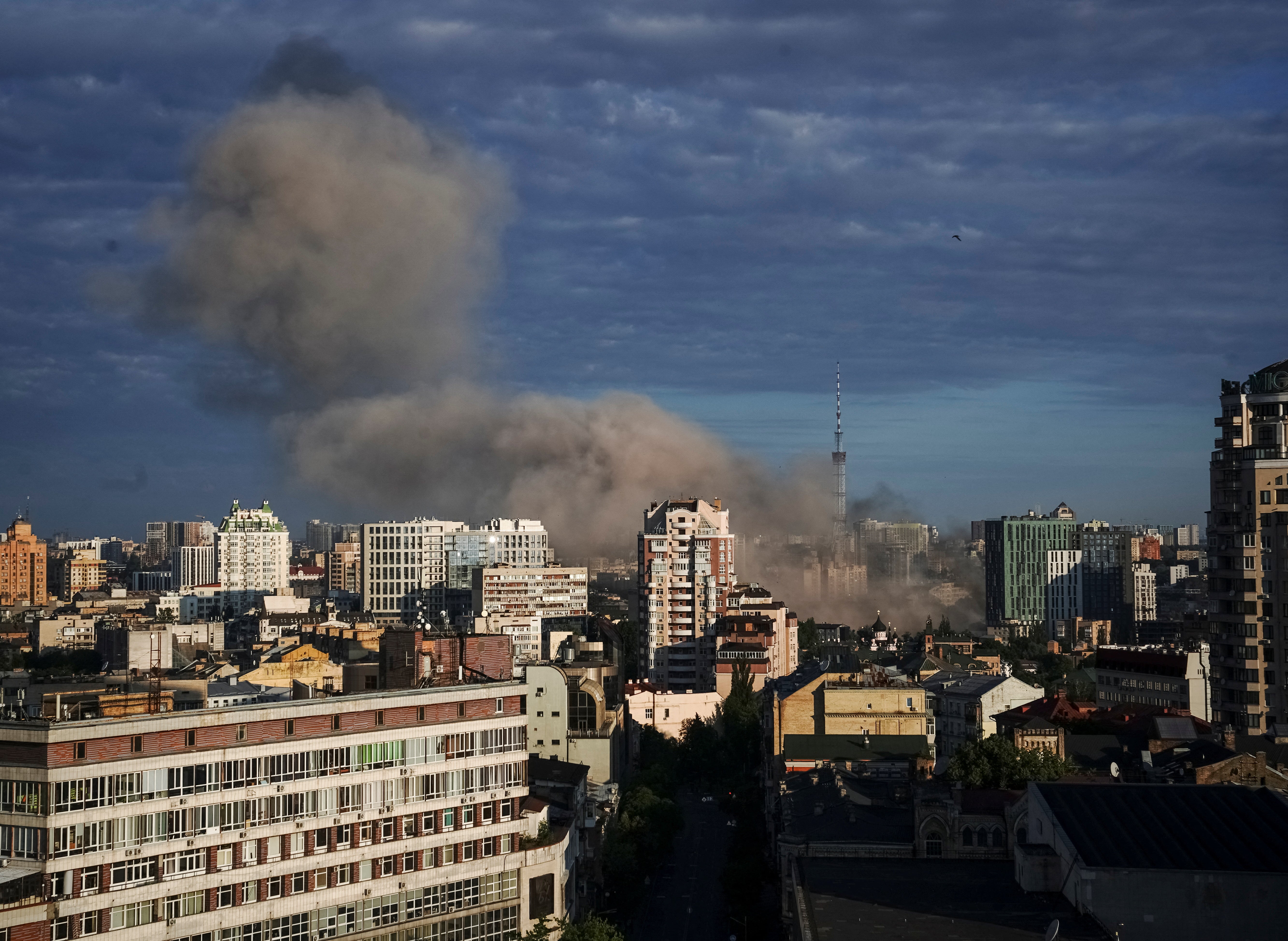 Rusia atacó un edificio residencial en Kyiv el domingo en el primer ataque aéreo contra la capital desde hace tres semanas