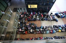 Caos en aeropuertos de Reino Unido por “abandono” de equipaje y pasajeros “obligados a dormir en el suelo”