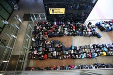 Caos en aeropuertos de Reino Unido por “abandono” de equipaje y pasajeros “obligados a dormir en el suelo”