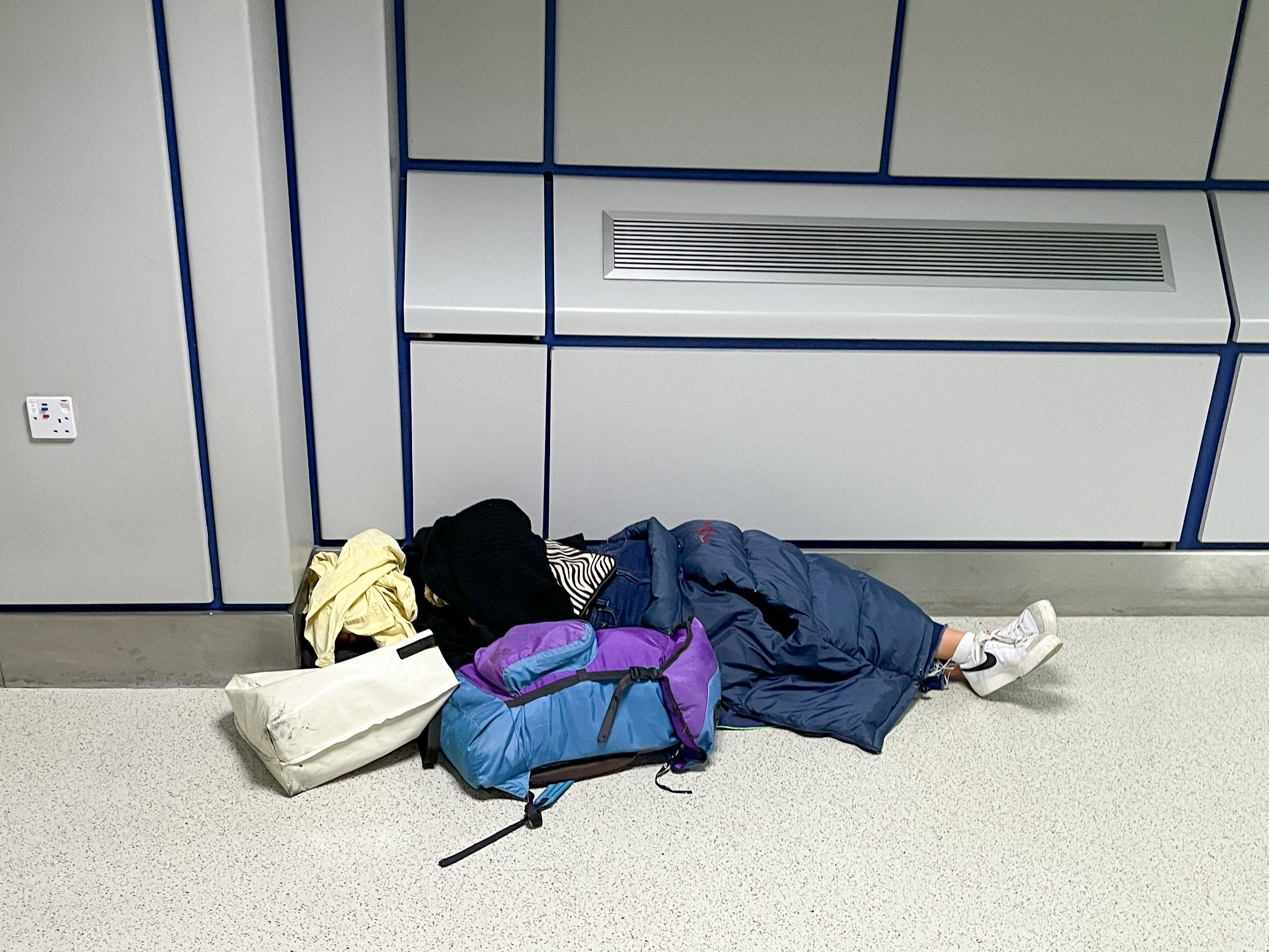 Una pasajera descansa antes de su vuelo en la Terminal 3 del aeropuerto de Manchester